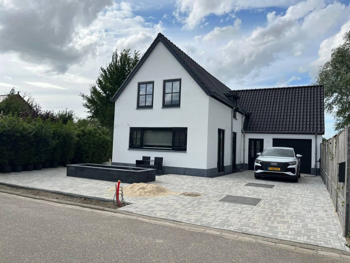 Zandbed op hoogte gebracht voor nieuwe bestrating, met Kubota minigraver van Baars Infra