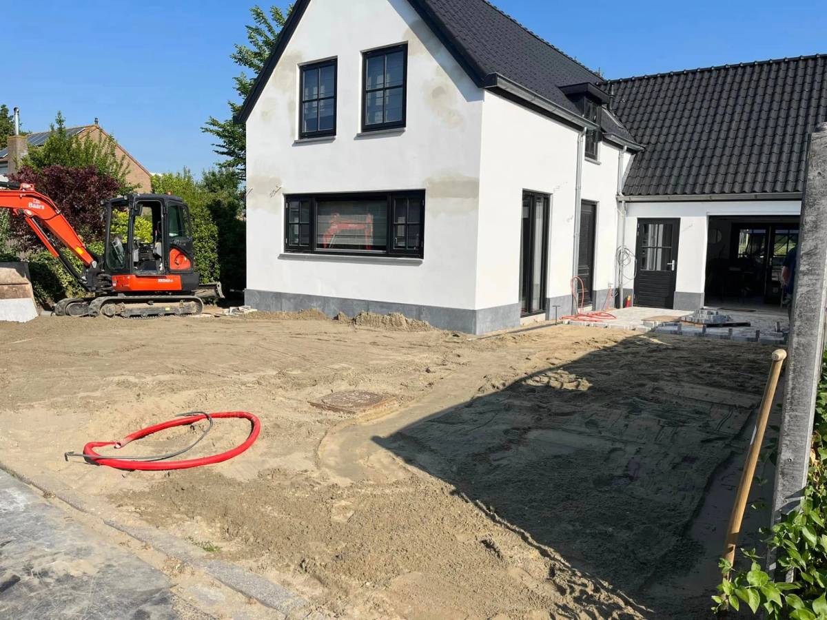 Zandbed op hoogte gebracht voor nieuwe bestrating, met Kubota minigraver van Baars Infra