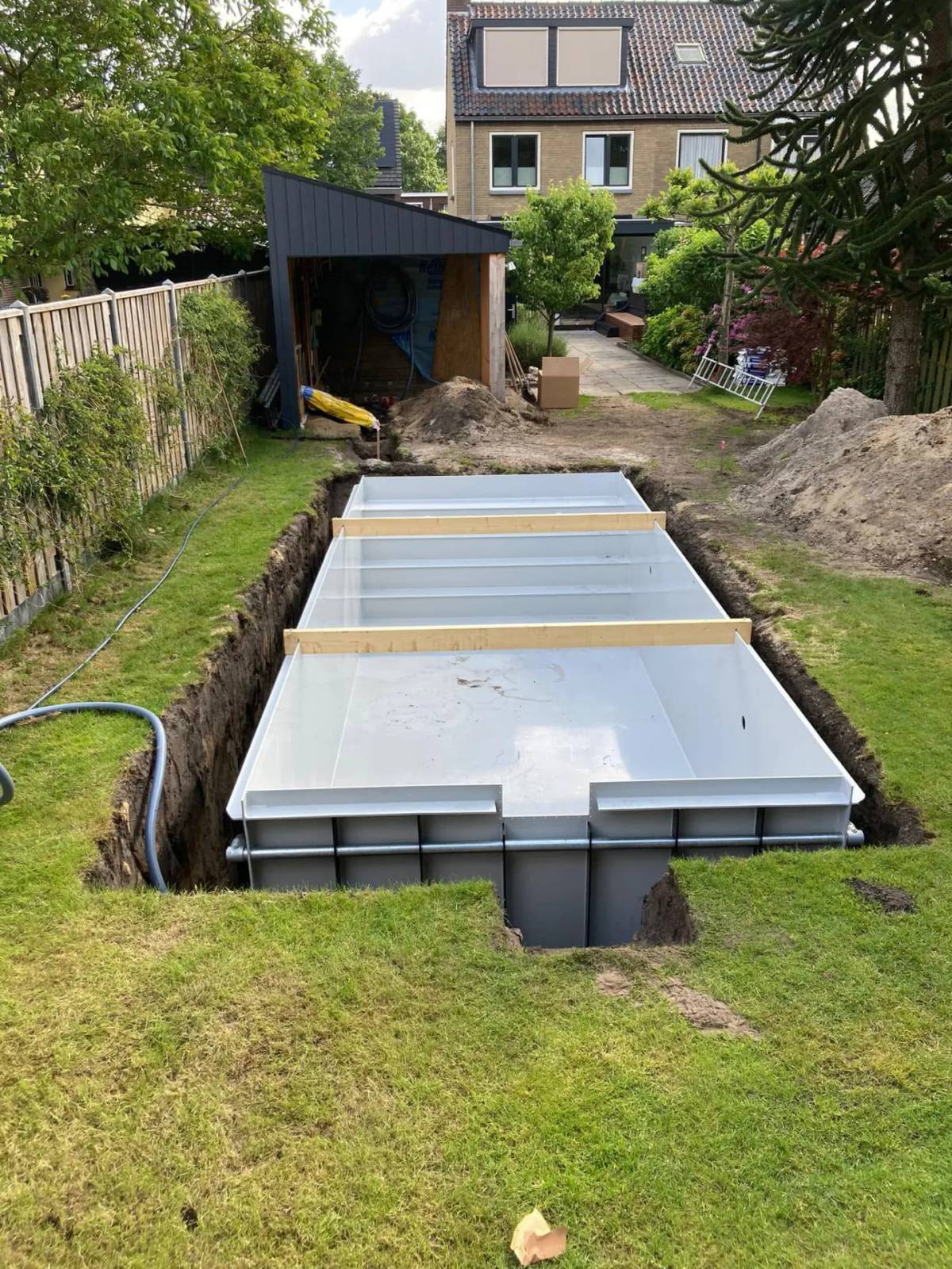 Prefab zwembadkuip geplaatst in de uitgegraven put